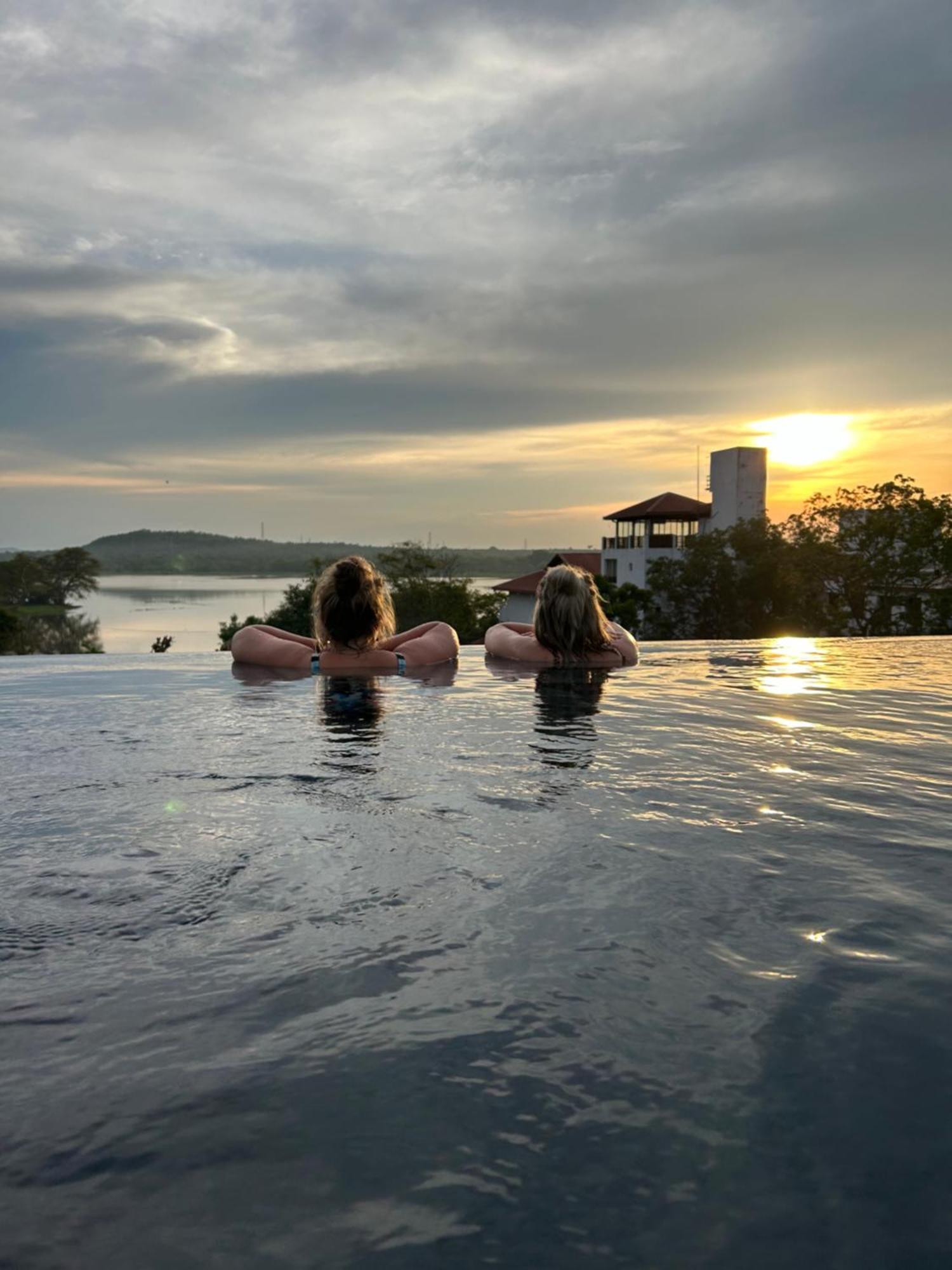 Sundown Lake Hotel & Spa Habarana Esterno foto