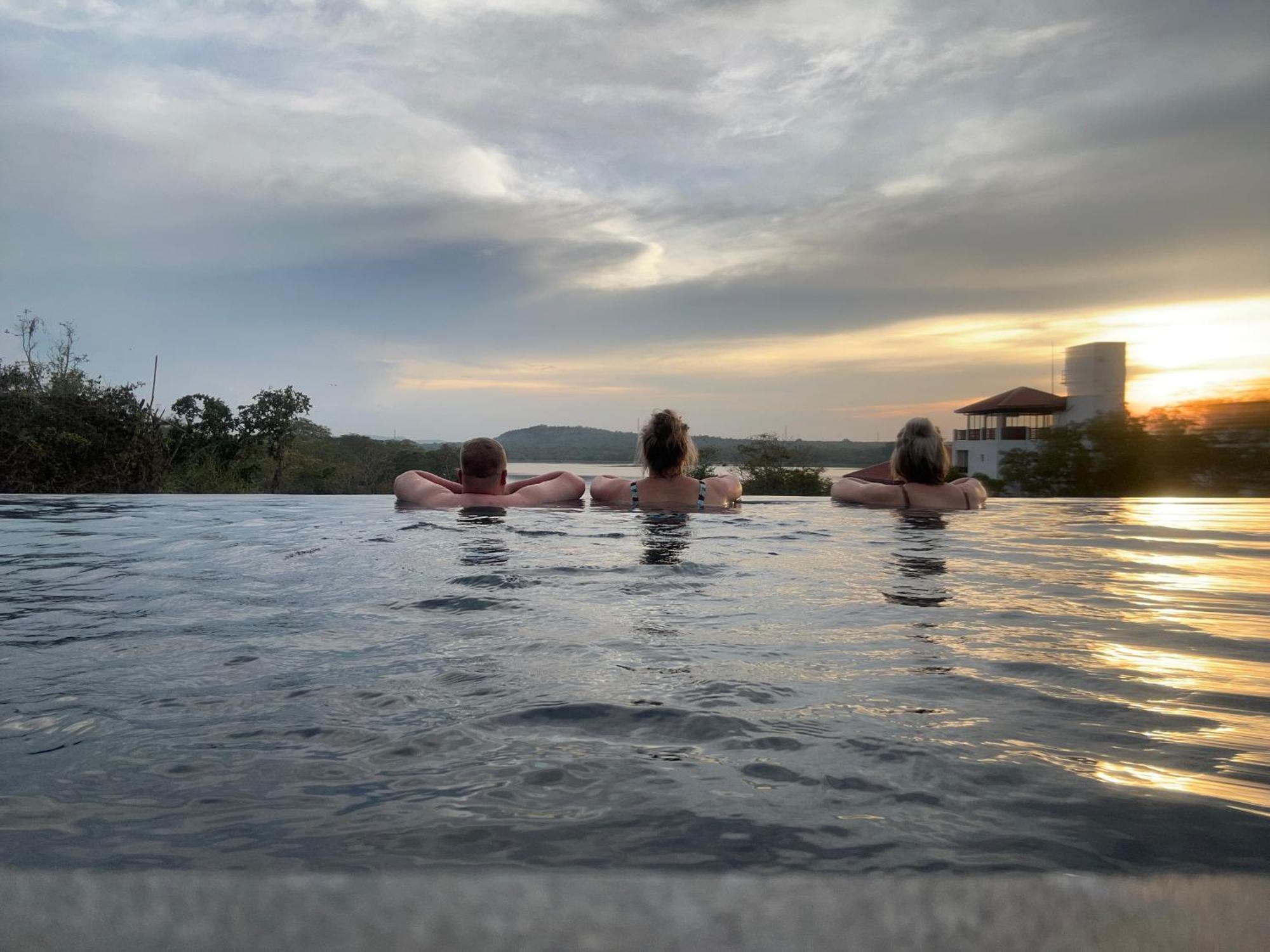 Sundown Lake Hotel & Spa Habarana Esterno foto
