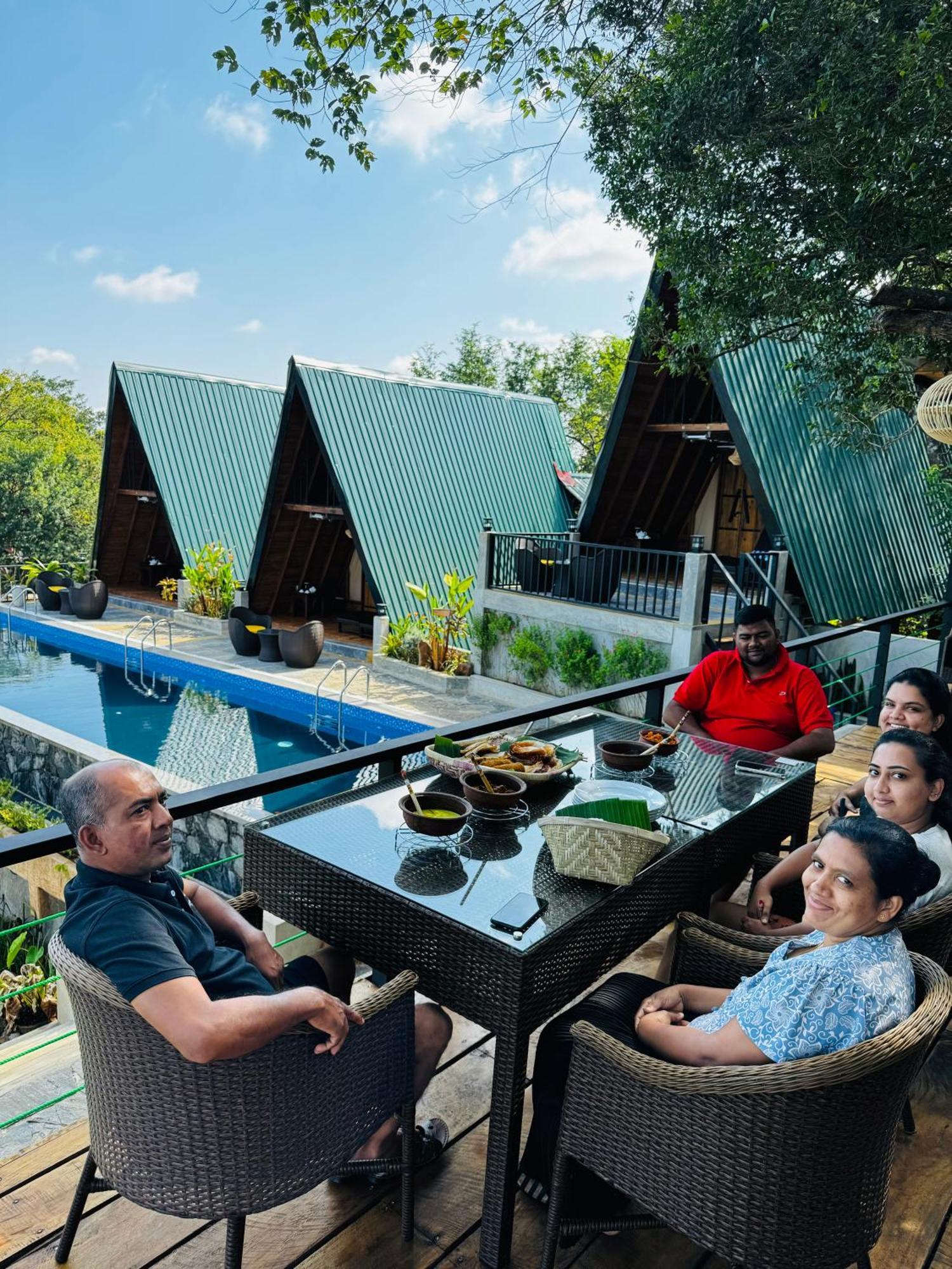 Sundown Lake Hotel & Spa Habarana Esterno foto