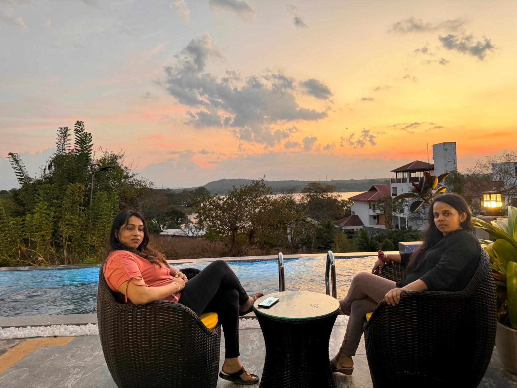 Sundown Lake Hotel & Spa Habarana Esterno foto